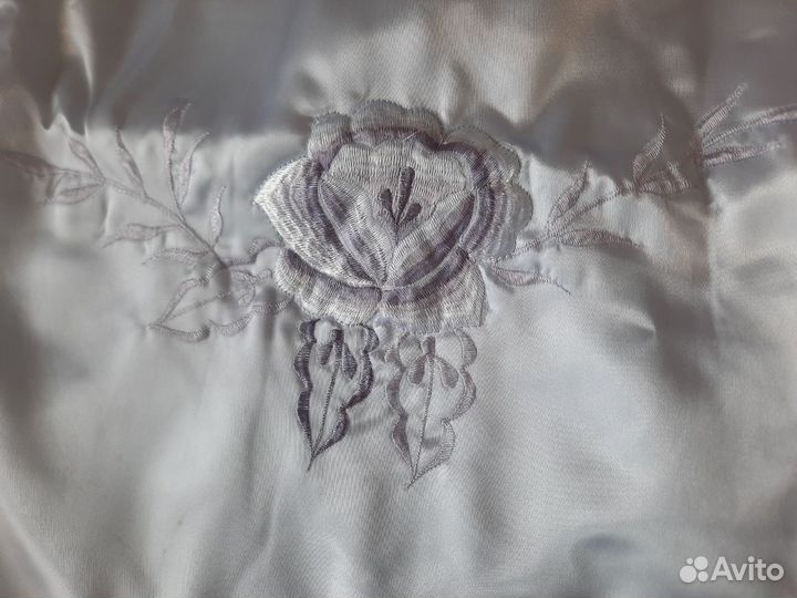 2декоративные наволочки 50х70, атласные,с вышивкой