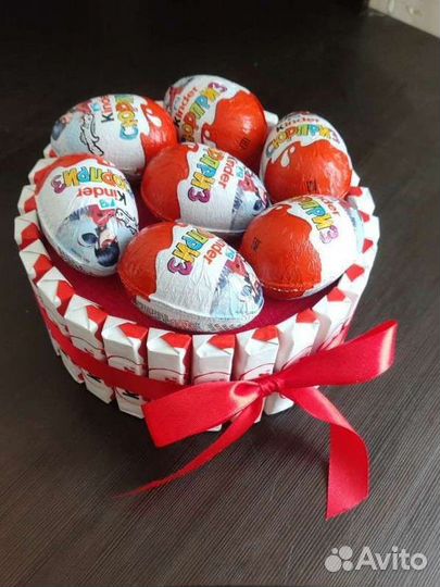 Подарок торт из Киндеров