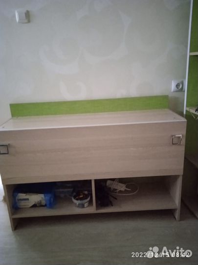 Полка настенная навесная, можно поставить на стол