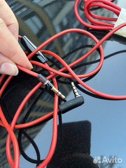 Наушники Beats и провода