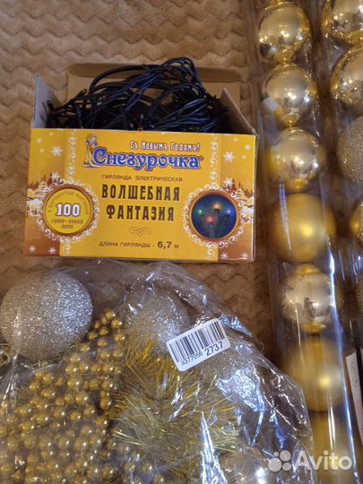 Новогодние игрушки и гирлянда