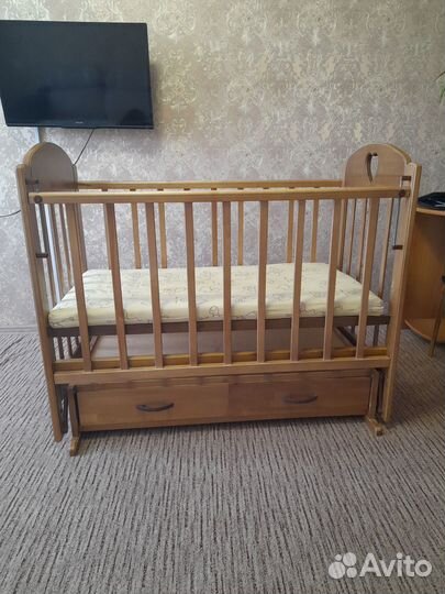 Детская кроватка с маятником и ящиком