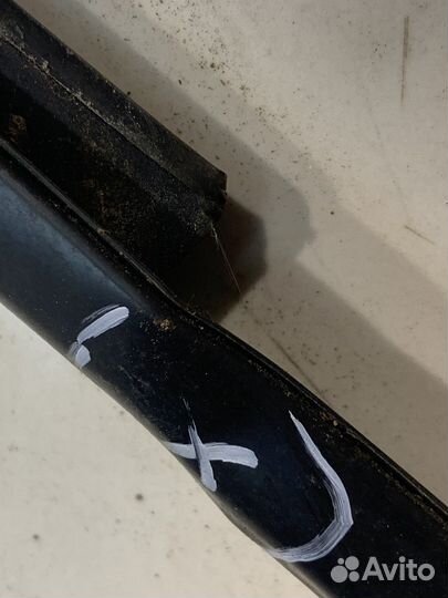 Уплотнитель стекла двери (задний, левый, внешний)