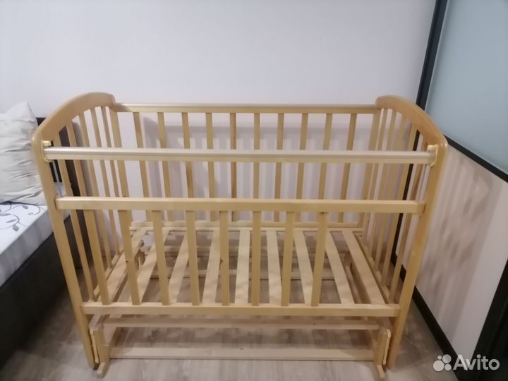 Детская кроватка с продольным маятником