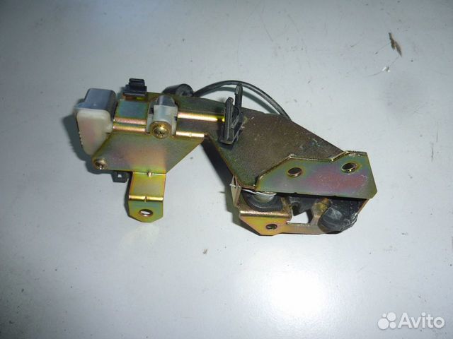 Замок стекла багажника Volkswagen Touareg 1