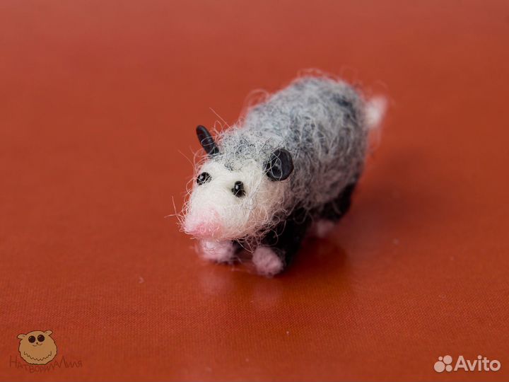 Опоссум миниатюрная фигурка из шерсти войлочная