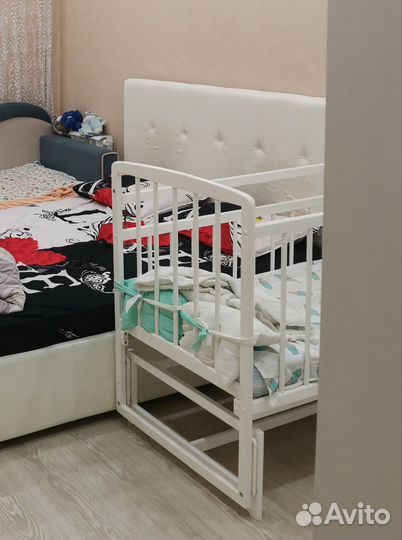 Кроватка детская с маятником