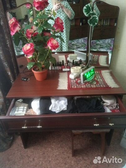 Стол туалетный