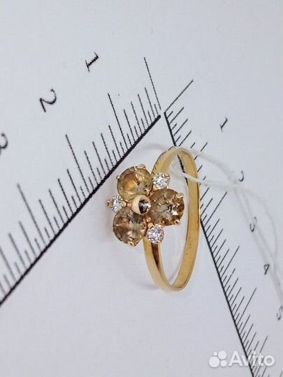 Кольцо с синтетическим камнем Золото