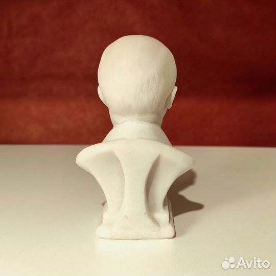 Гипсовый бюст В. И. Ленина