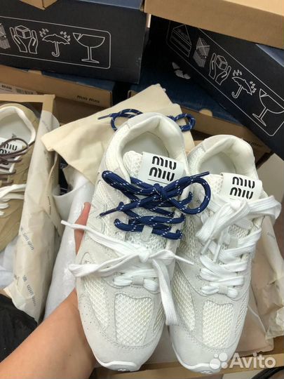 Кроссовки женские