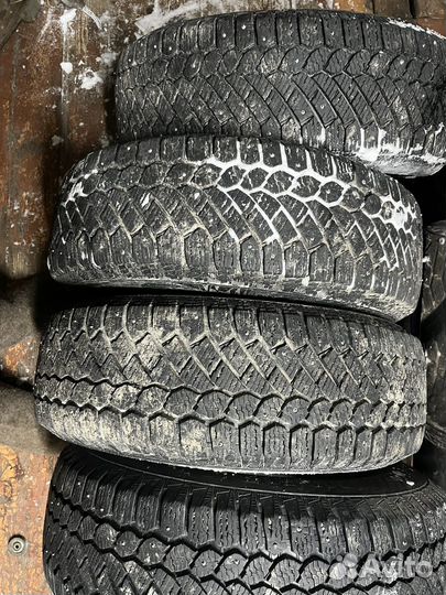 Продам комплект зимних ших 205/70/15