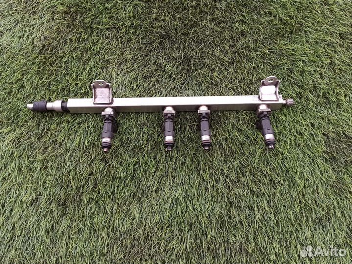 Топливная рампа с форсунками Bora Jetta Golf