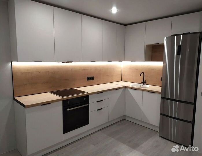 Кухня под потолок с островом