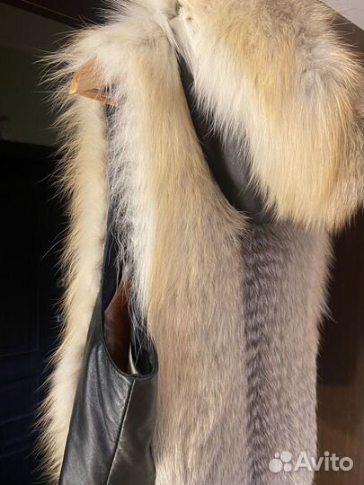 Меховая жилетка с капюшоном