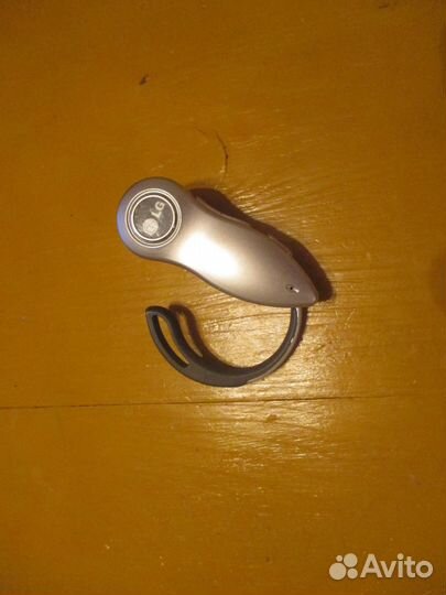 Блютуз гарнитура LG AVH-B04