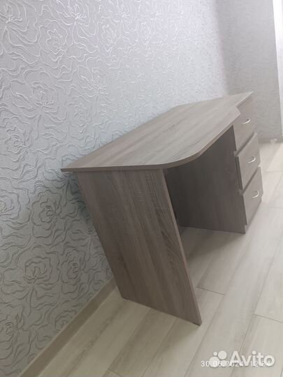 Письменный стол