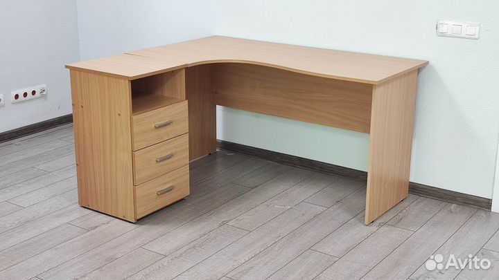 Стол офисный угловой с тумбой