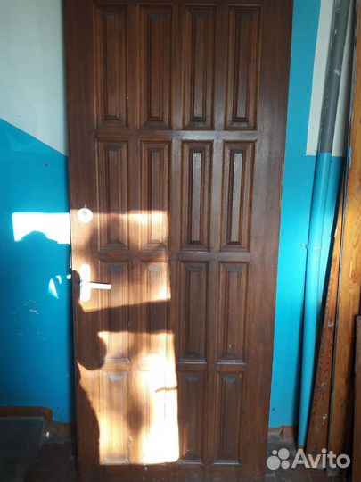 Дверь деревянная с замком
