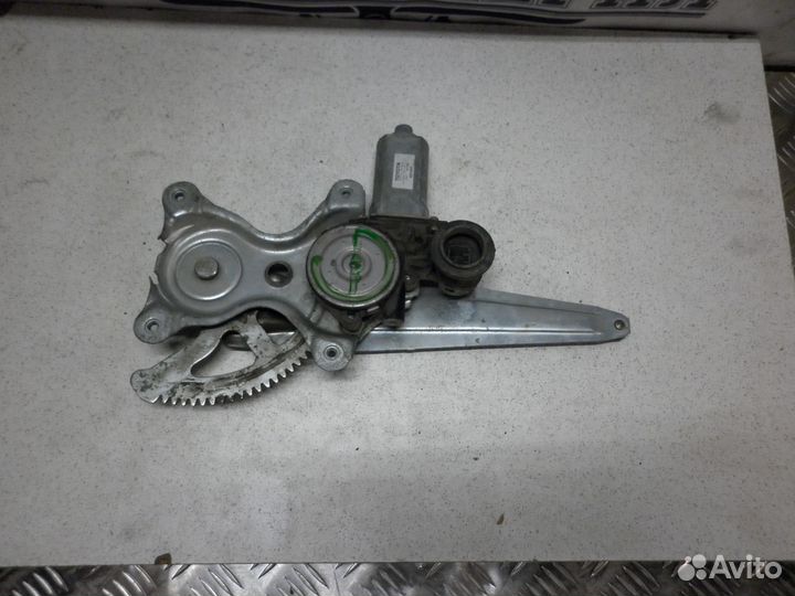 Стеклоподъемник задний правый Pontiac Vibe 1