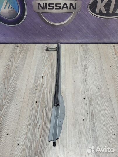 Направляющая стекла Nissan note E11 Прав