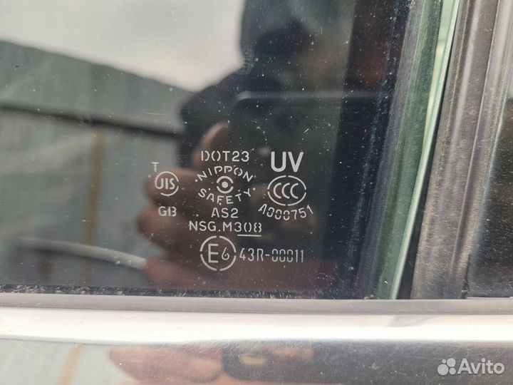 Стекло двери задней левой на Infiniti G35