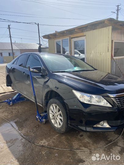 Работник в шиномонтаж