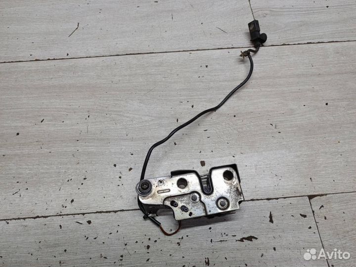 Замок капота Volkswagen Passat B6 / CC