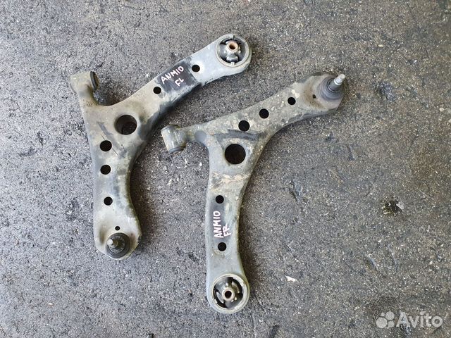 Рычаг низ перед лево c Toyota Isis ANM10W 1AZ-FSE