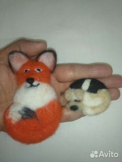 Брошь из натуральной шерсти и бисера