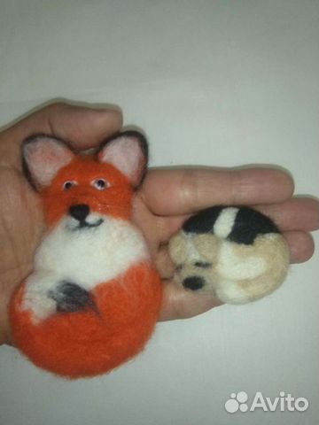 Брошь из натуральной шерсти и бисера