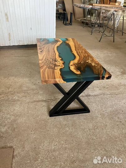 Стол из эпоксидной смолы река