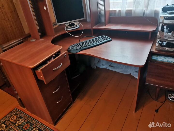 Письменный стол бу угловой