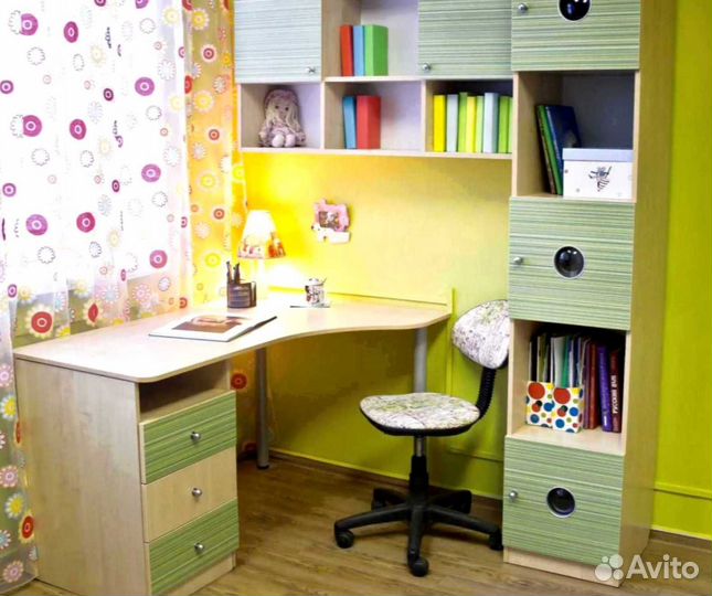 Детская рабочая зона у окна