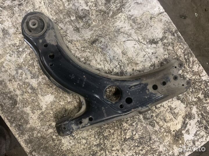 Рычаг левый Skoda Octavia А4