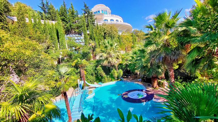 Дом 505,4 м² на участке 42,6 сот.