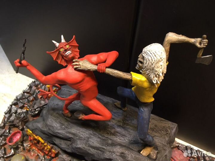 Iron maiden фигурка на подставке