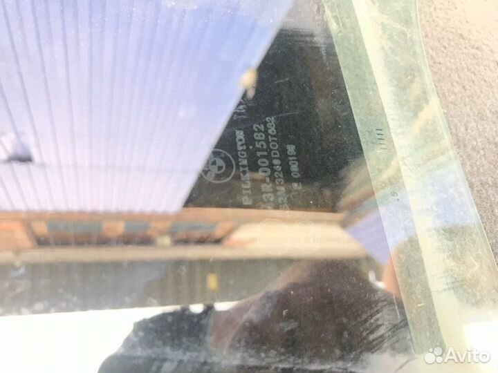Стекло двери заднее левое Bmw E90