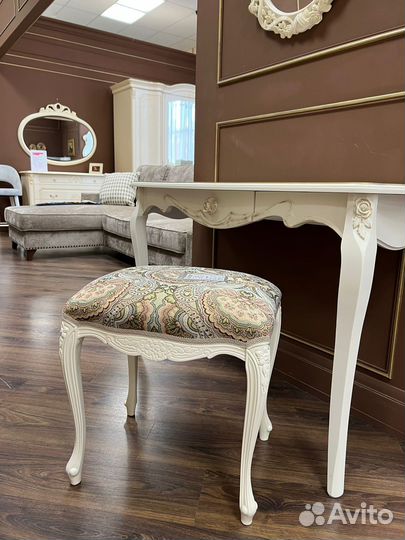 Консоль пристенная