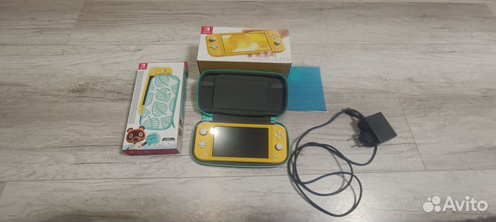 Nintendo Switch lite жёлтая