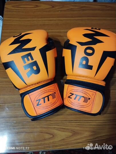 Боксерские перчатки 12 oz новые