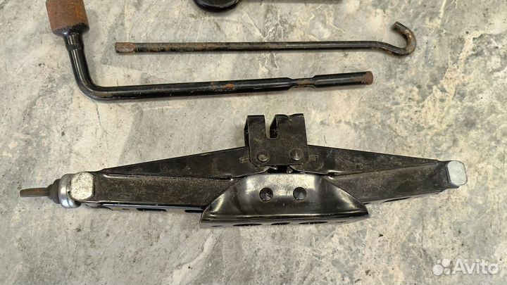 Домкрат автомобильный