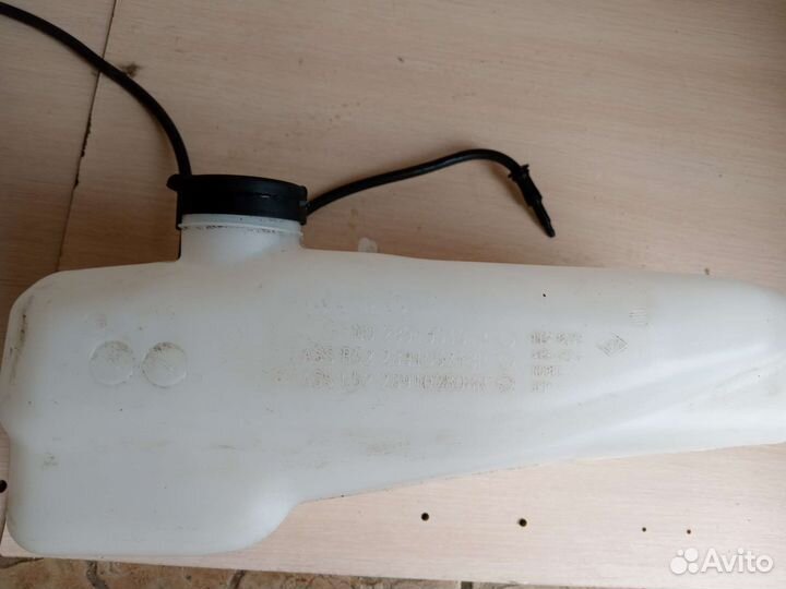 Бочок омывателя на рено сандеро 2 2014г