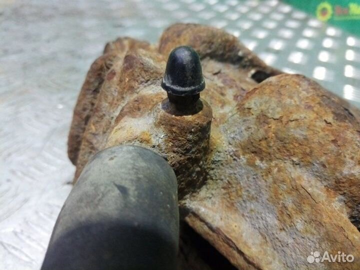 Суппорт передний правый Peugeot 307 хэтчбек 1.6