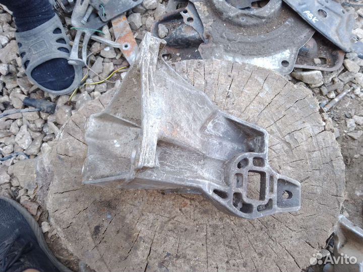Кронштейн двигателя левый Audi 80 b3
