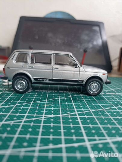 Модель автомобиля 1:43