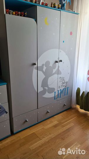 Шкаф трехсекционный