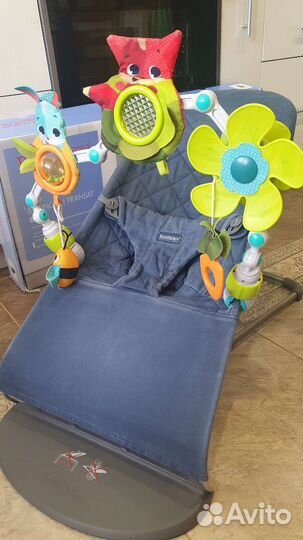 Шезлонг babybjorn с игрушкой