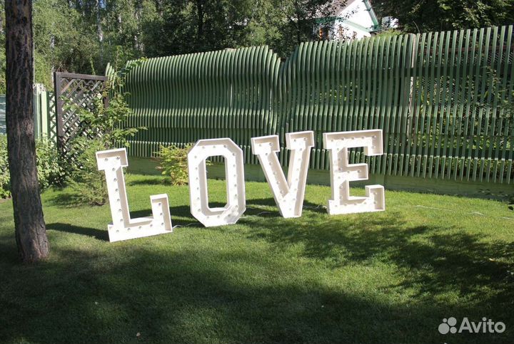 Светящиеся буквы с лампочками love