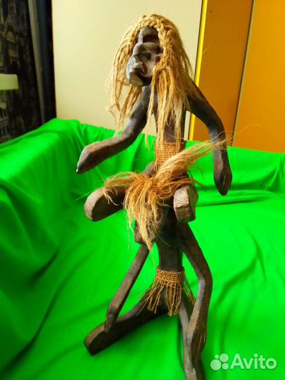 Сувенирная деревянная статуэтка